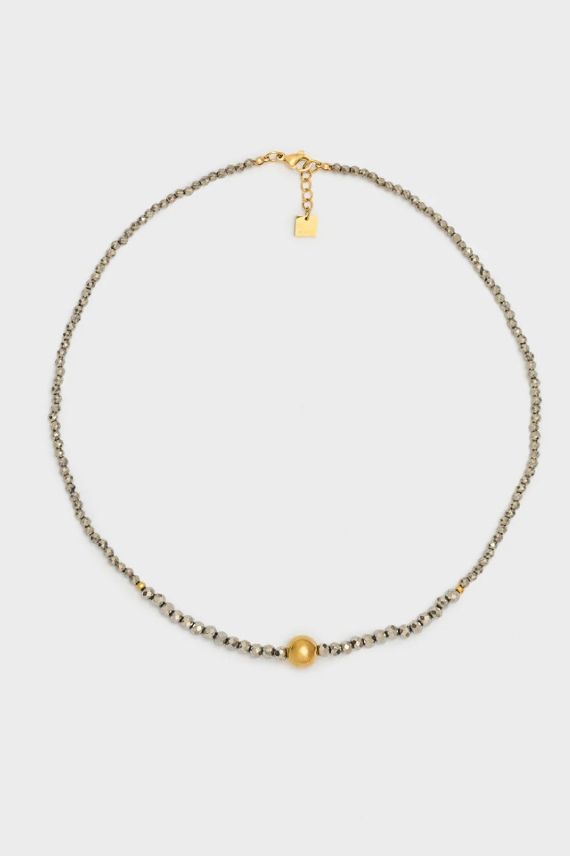 COLLANA CORTA CON PERLINE E SFERA