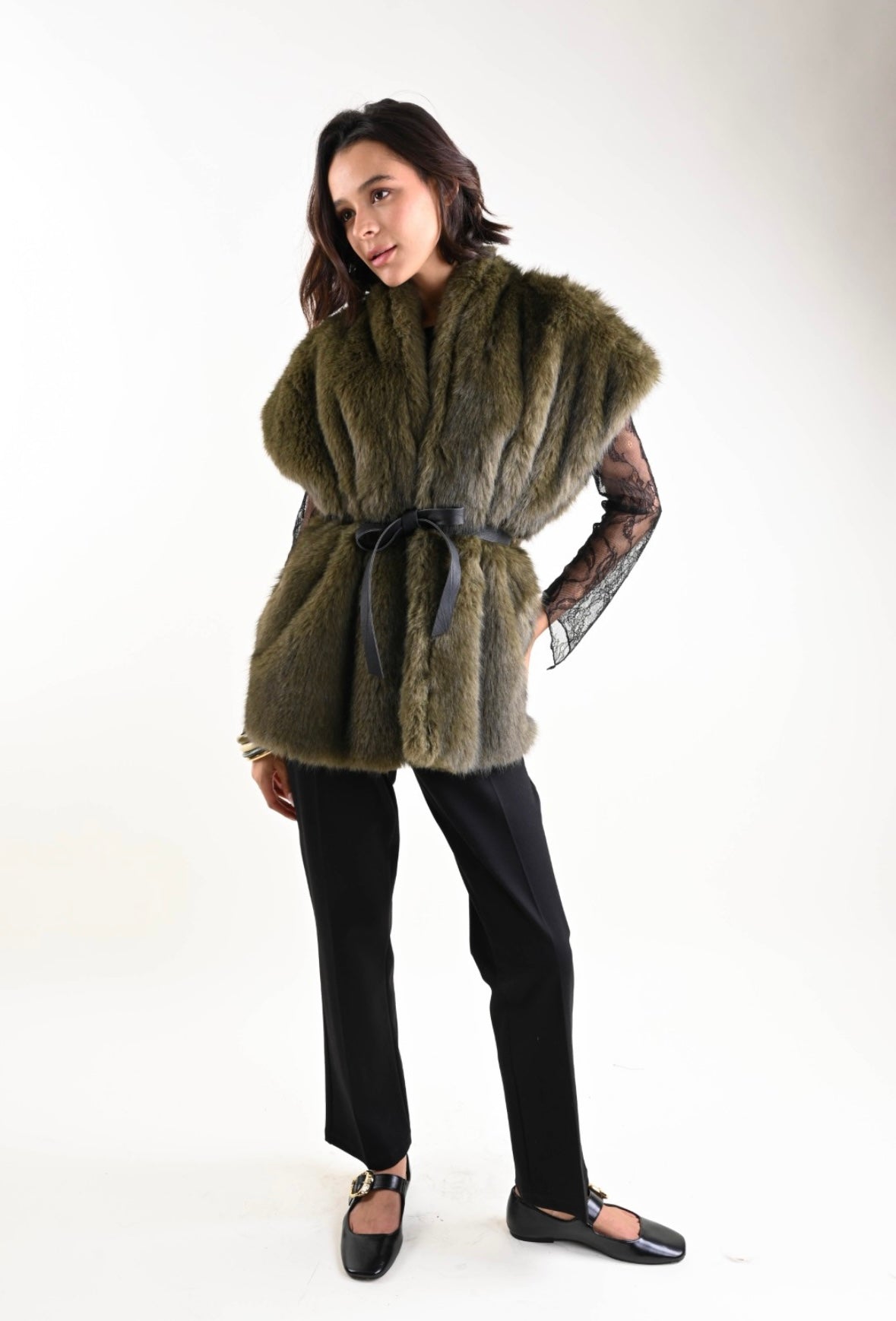 Gilet in ecopelliccia con cintura