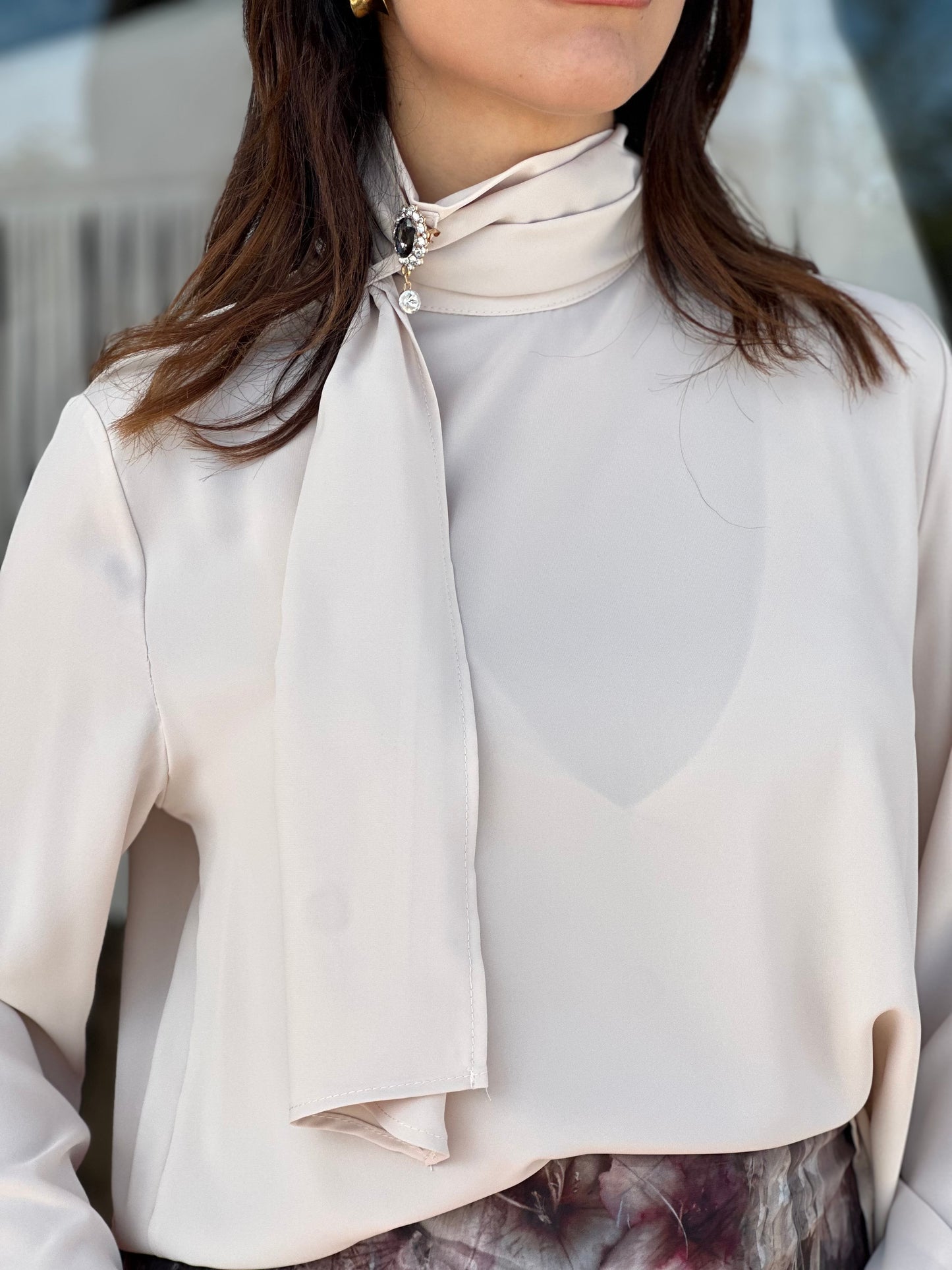 Blusa con spilla gioiello