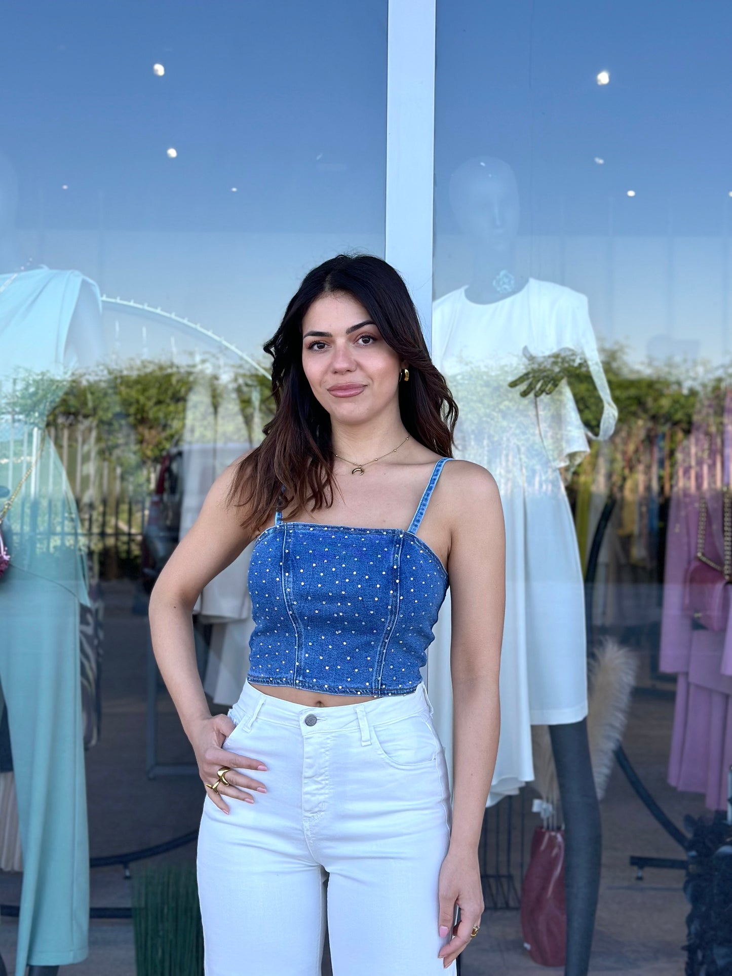 Top in denim con strass
