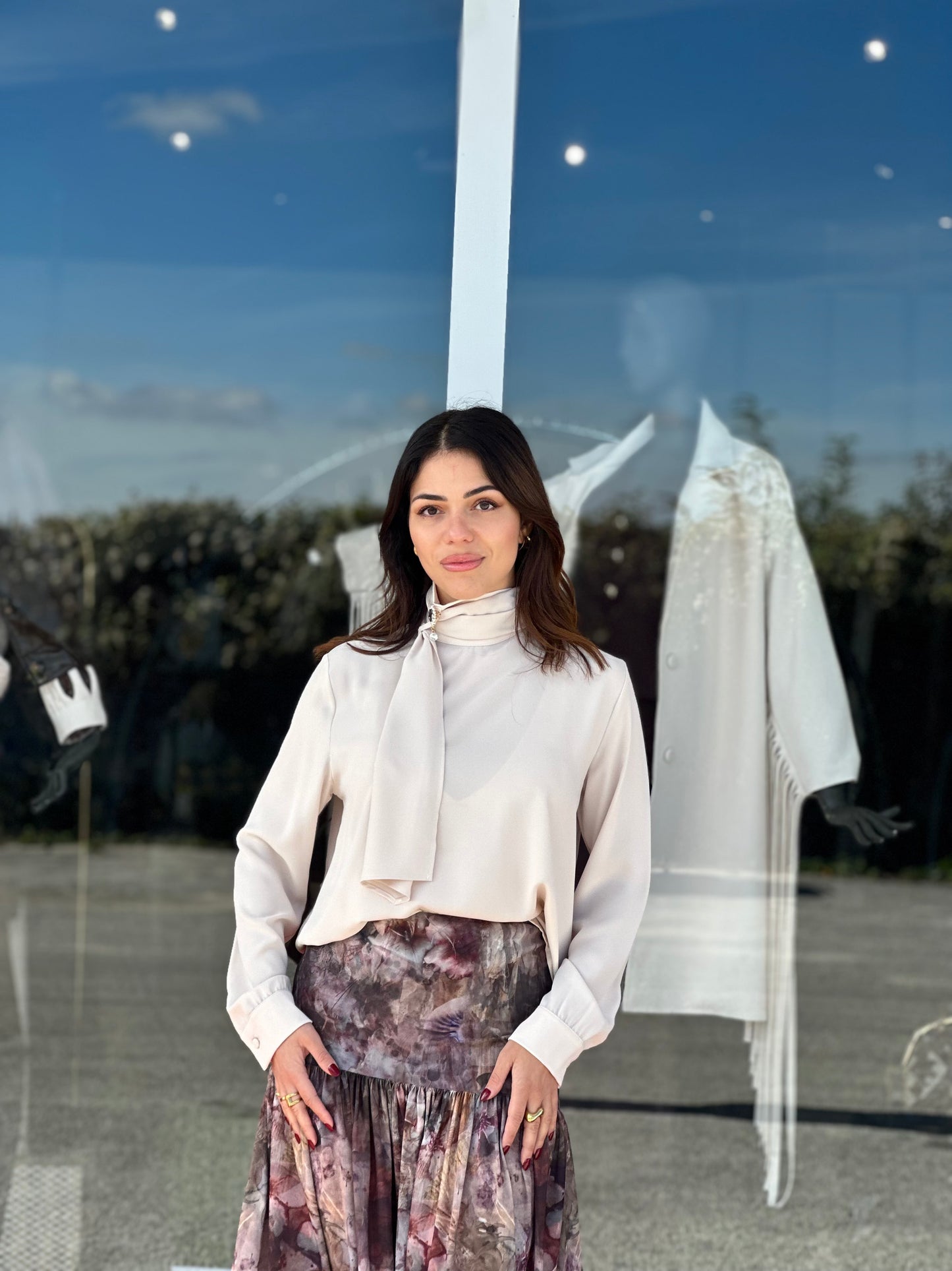 Blusa con spilla gioiello