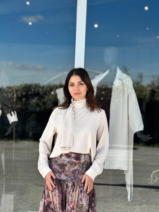 Blusa con spilla gioiello