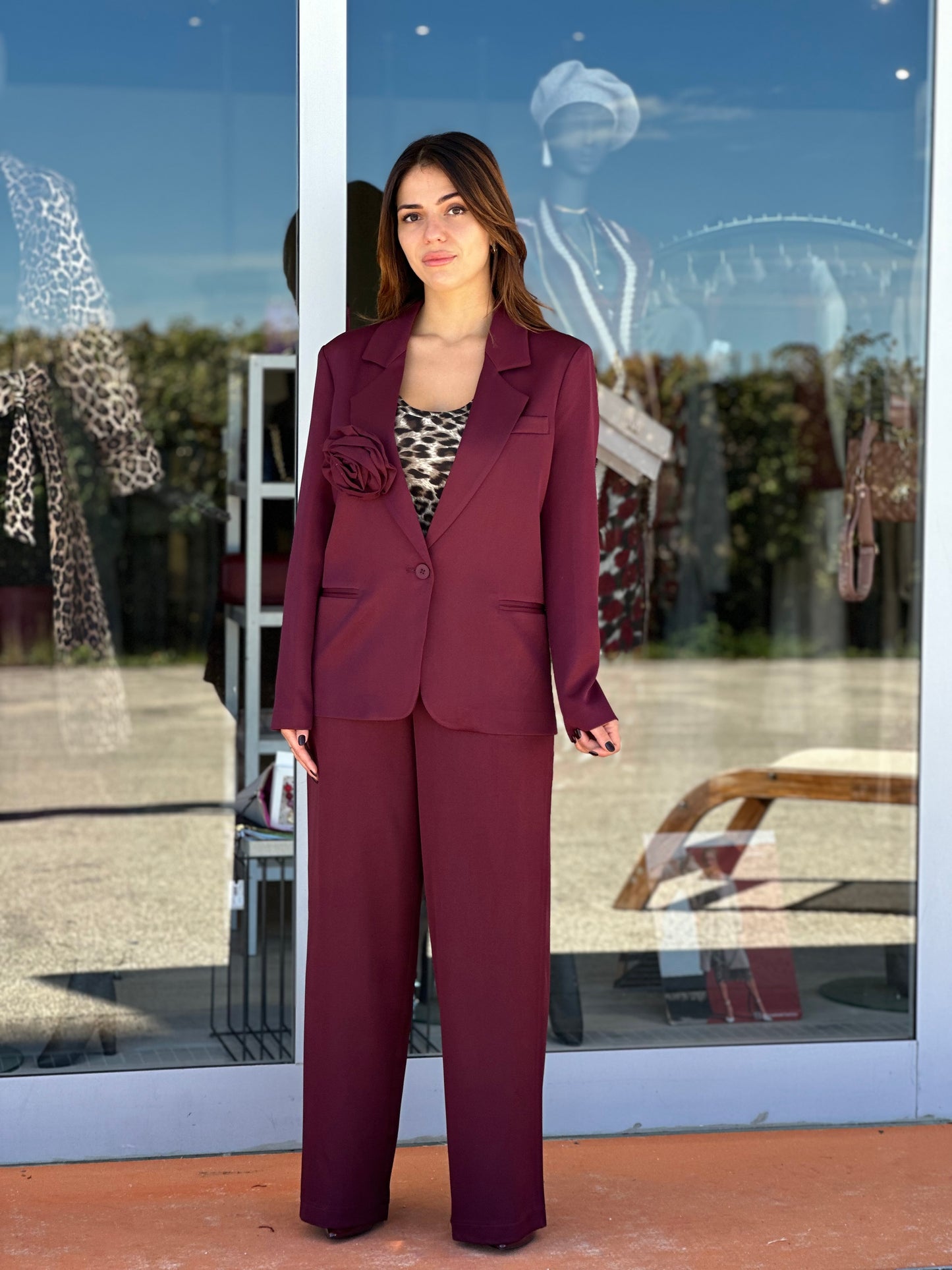 Blazer bordeaux con spilla