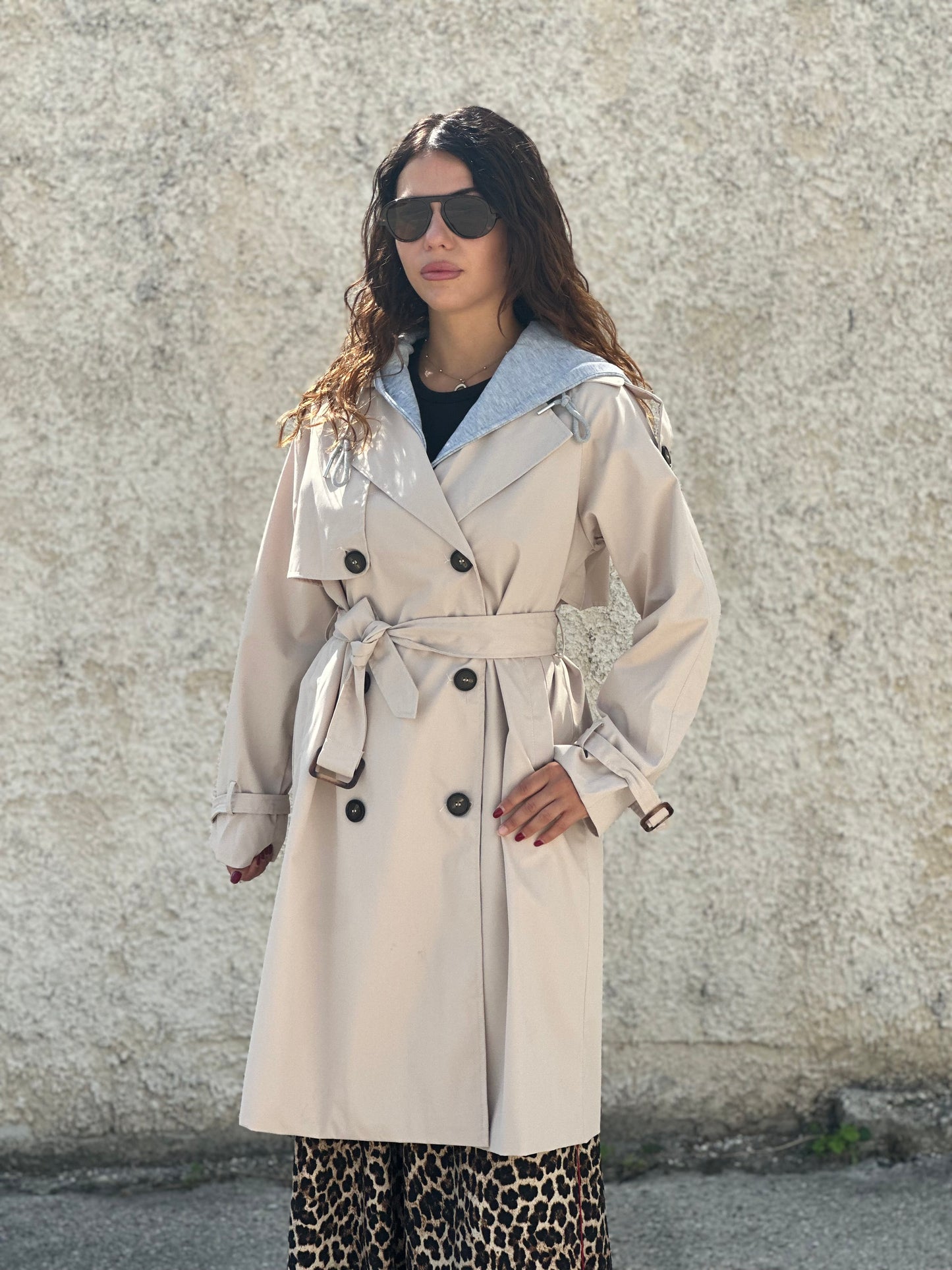 Trench con cappuccio in felpa