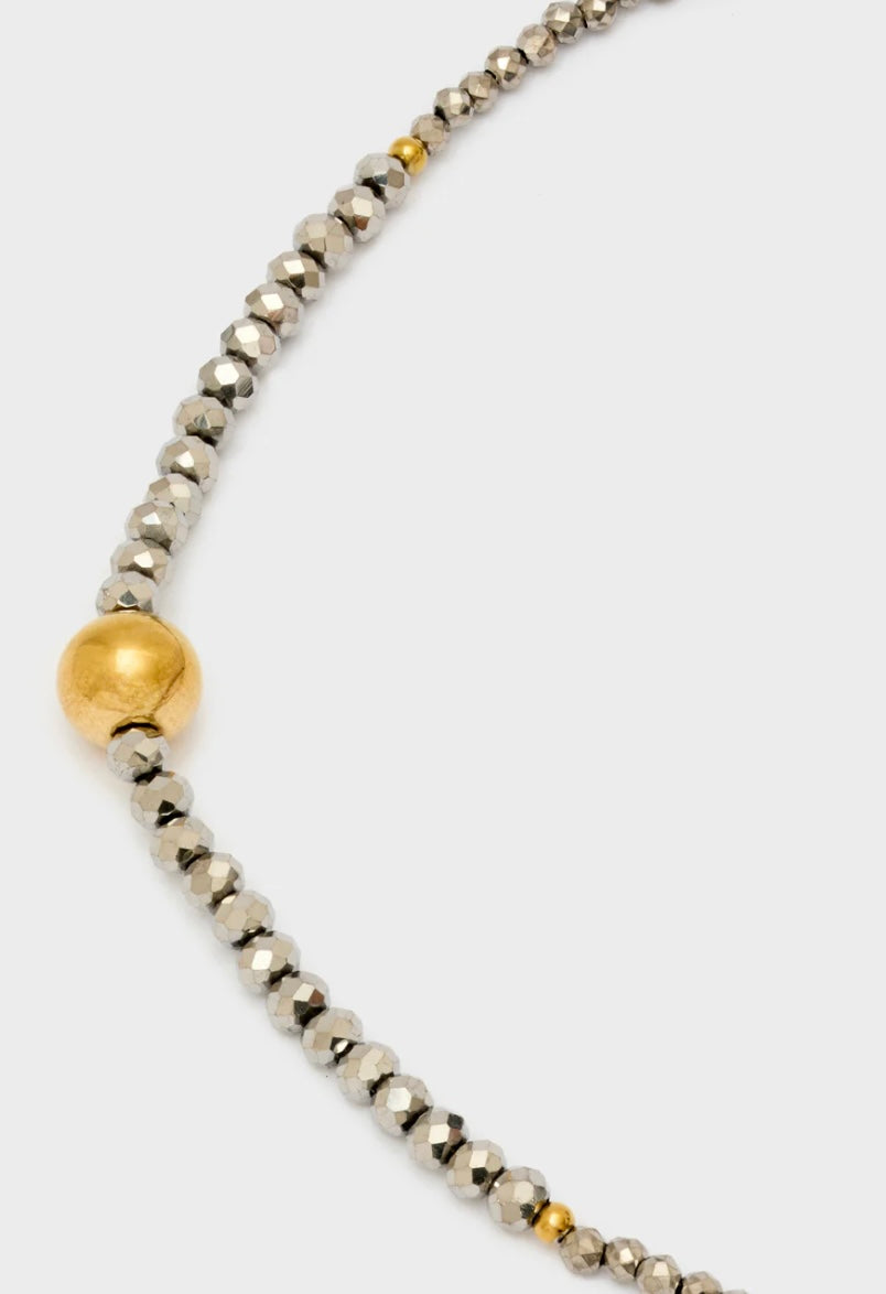 COLLANA CORTA CON PERLINE E SFERA