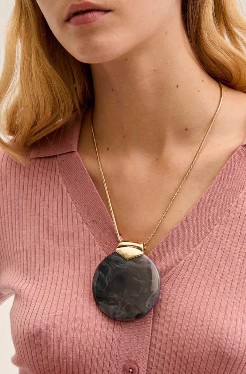 COLLANA NOA PENDENTE OVER RESINA