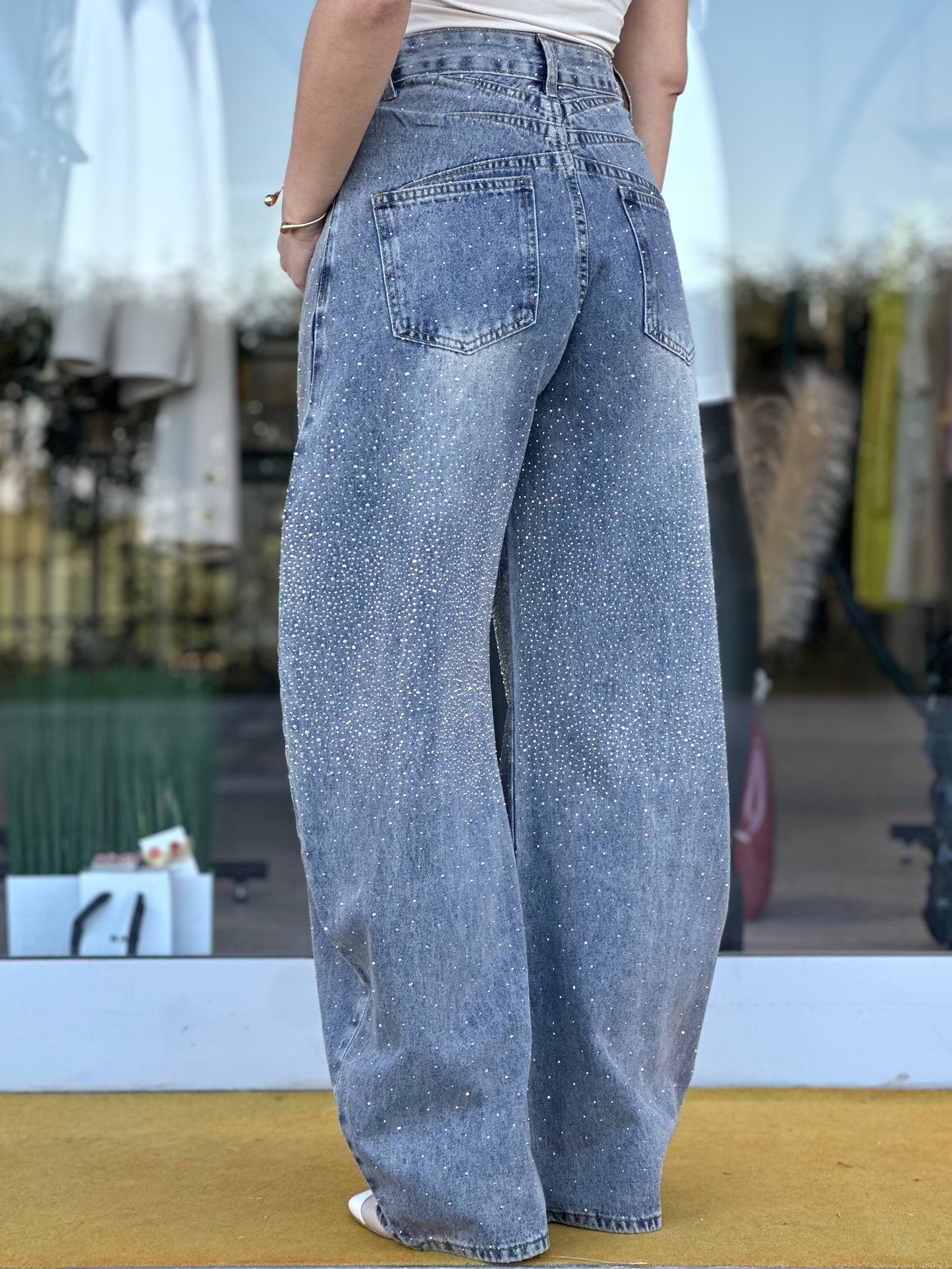 Jeans sabbiati con strass