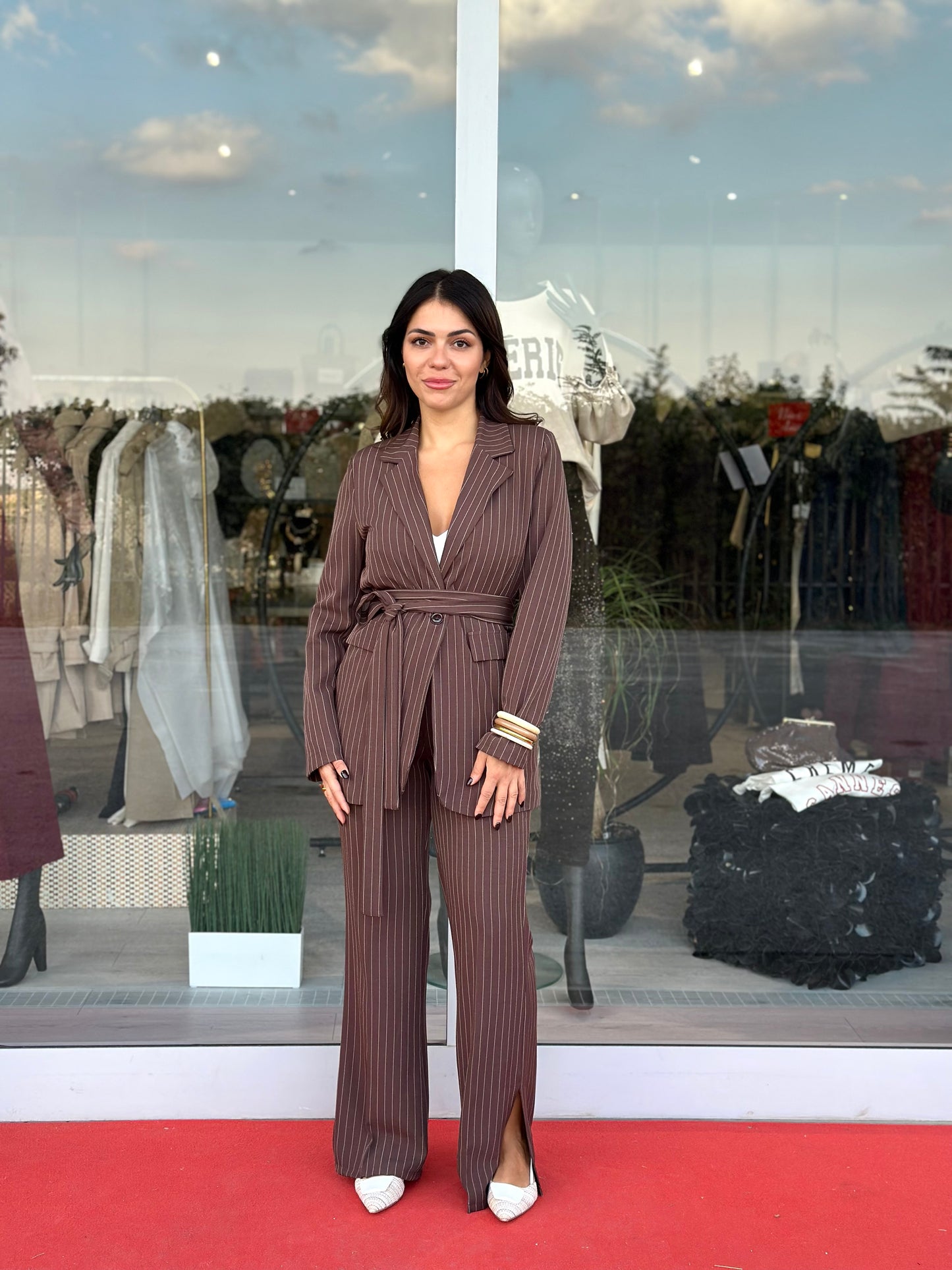 Tailleur gessato con spacchetti