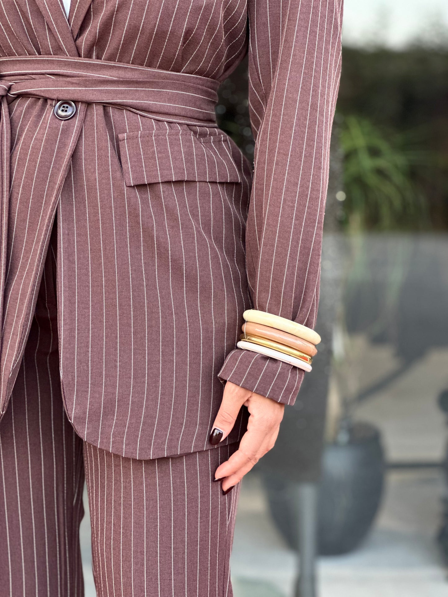 Tailleur gessato con spacchetti