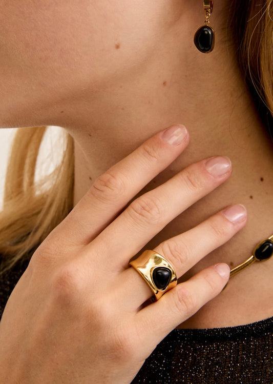 ANELLO SPESSO PIETRA RESINA ORO/NERO