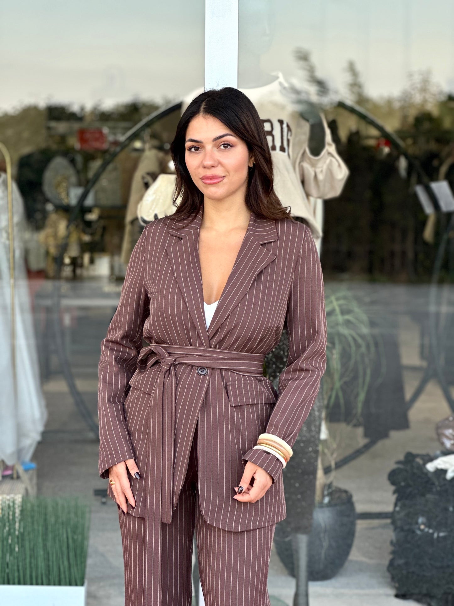 Tailleur gessato con spacchetti