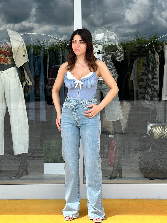 Jeans chiusura asimmetrica