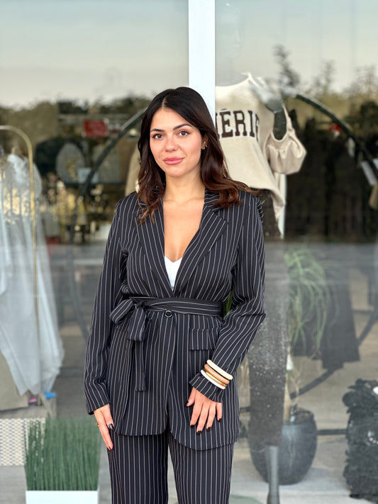 Tailleur gessato con spacchetti